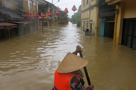 Phố cổ Hội An ngập sâu trong nước lũ